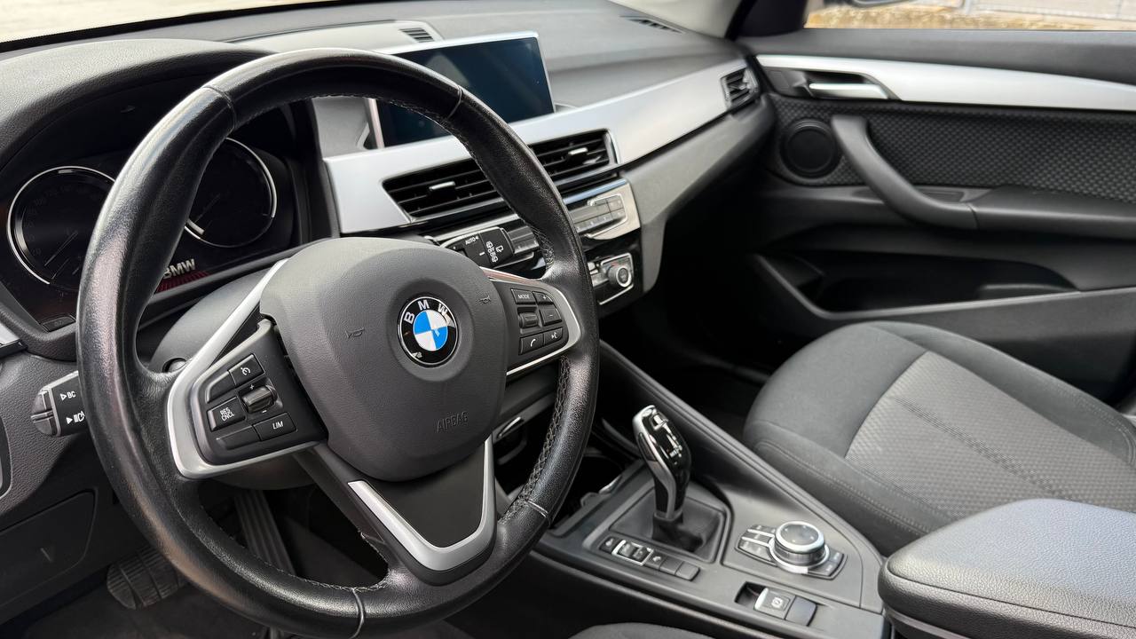 Место водителя, руль и передние сиденья BMW X1