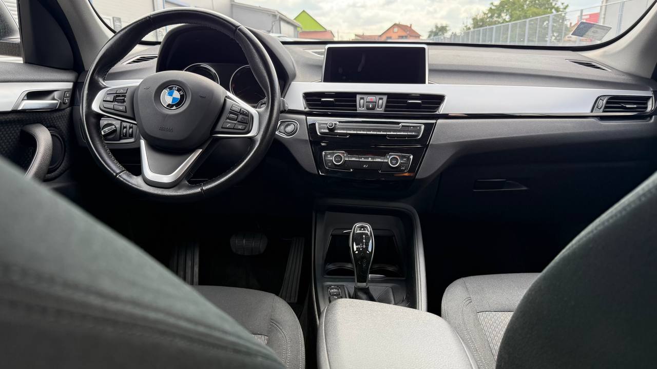 Панель приборов, центральная консоль и селектор коробки BMW X1