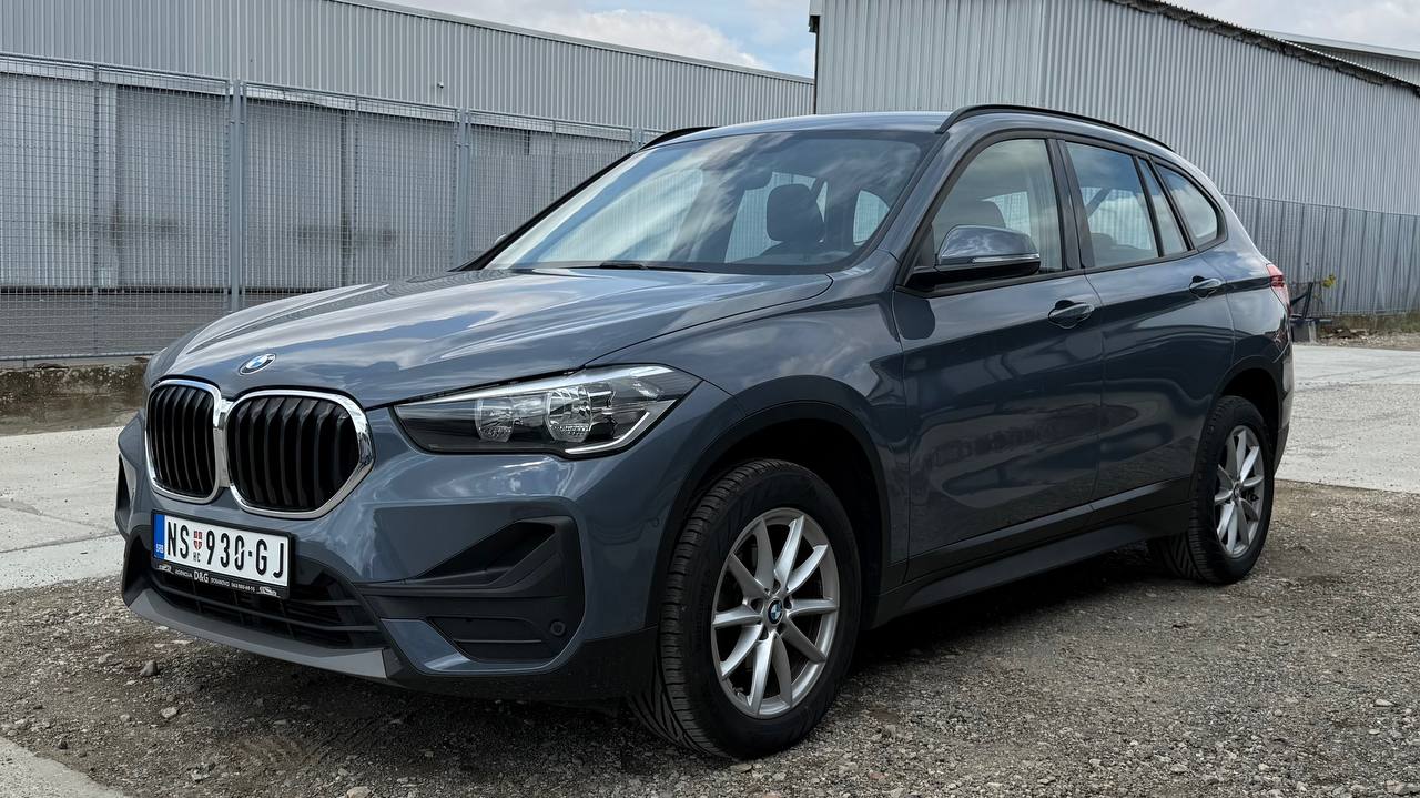 Серый BMW X1 16d Business Design 2022 года после доставки в Сербию