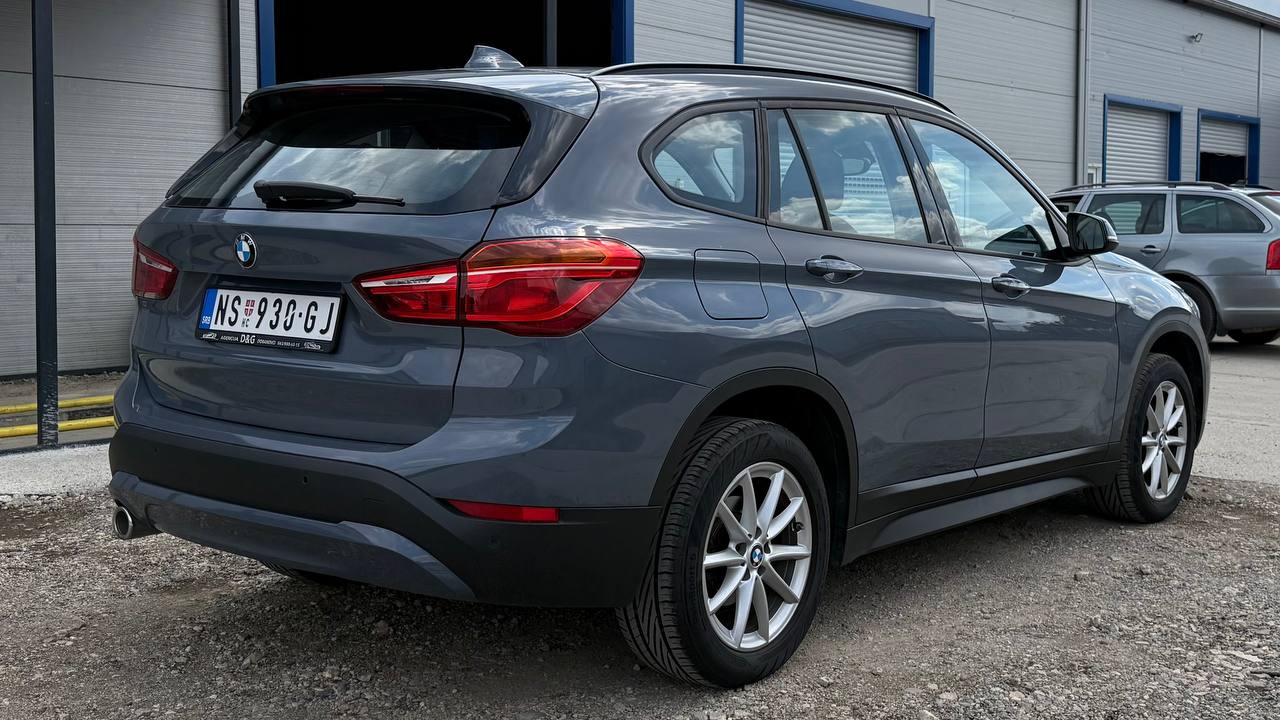 BMW X1, вид сзади и сбоку
