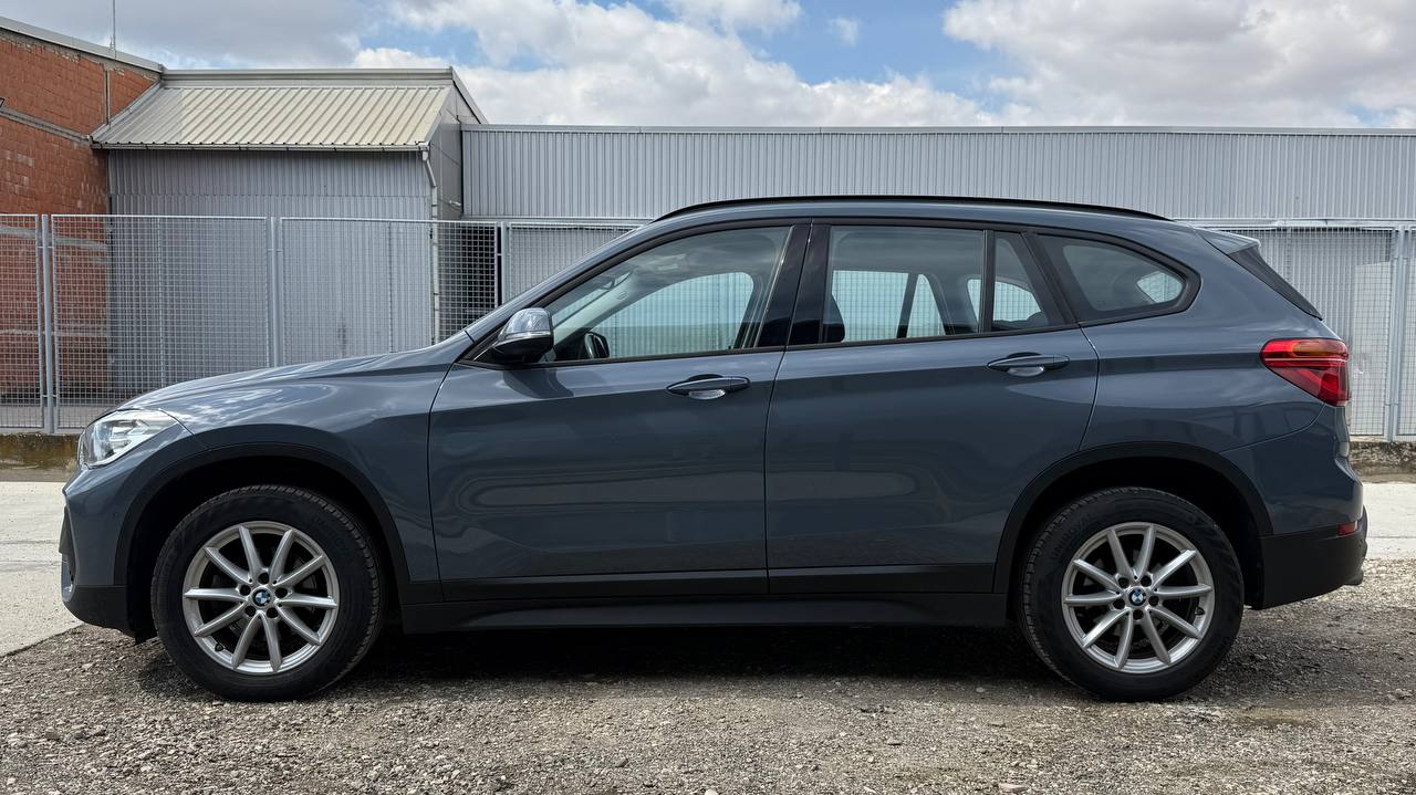 Серый BMW X1, вид сбоку