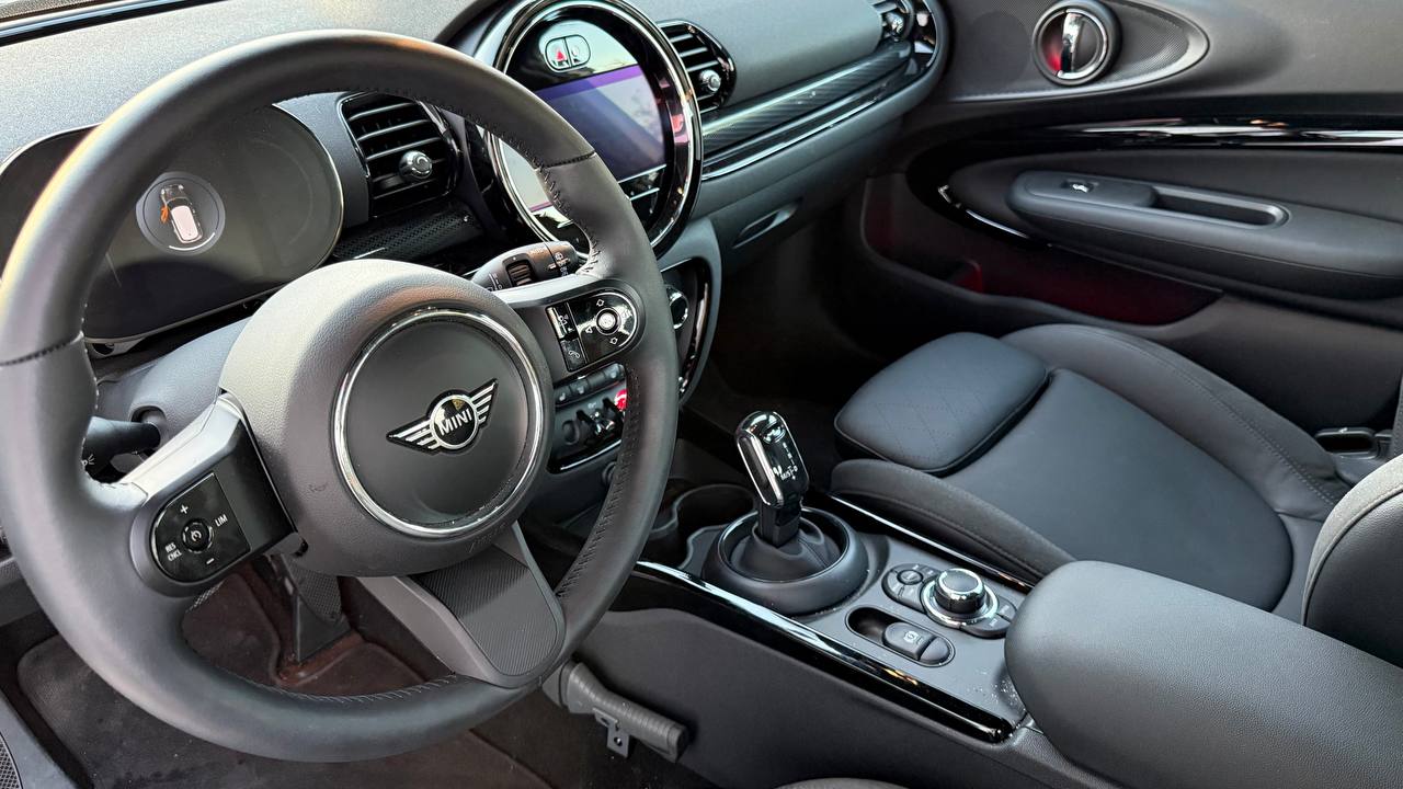 Место водителя и центральная консоль MINI Clubman