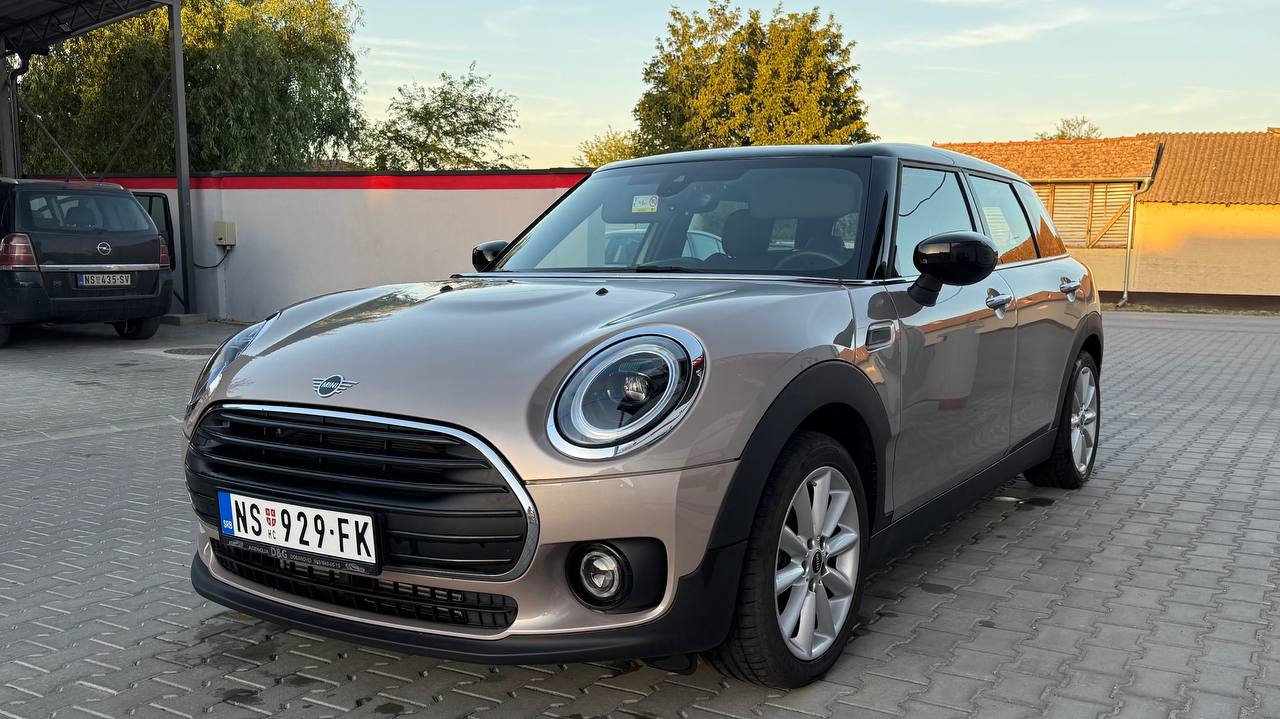 Серый MINI Clubman Cooper 2022 года после доставки в Сербию