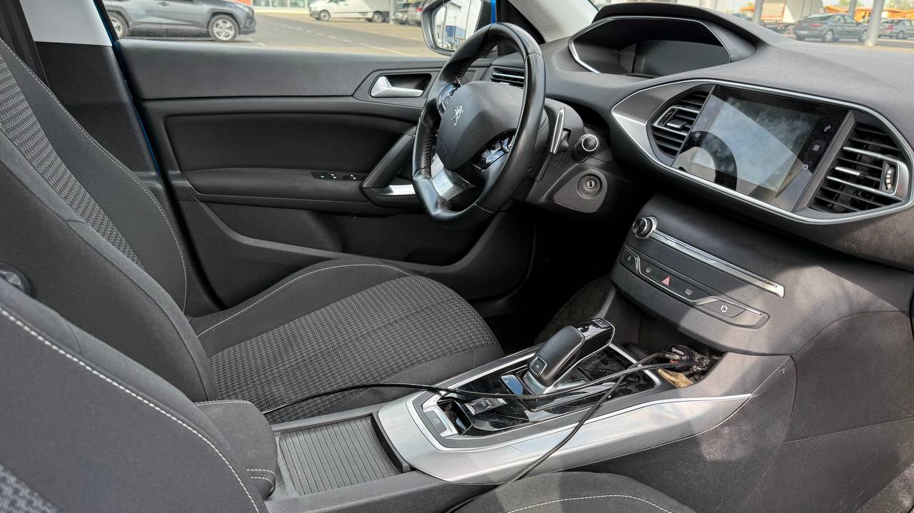 Место водителя и центральная консоль Peugeot 308 SW