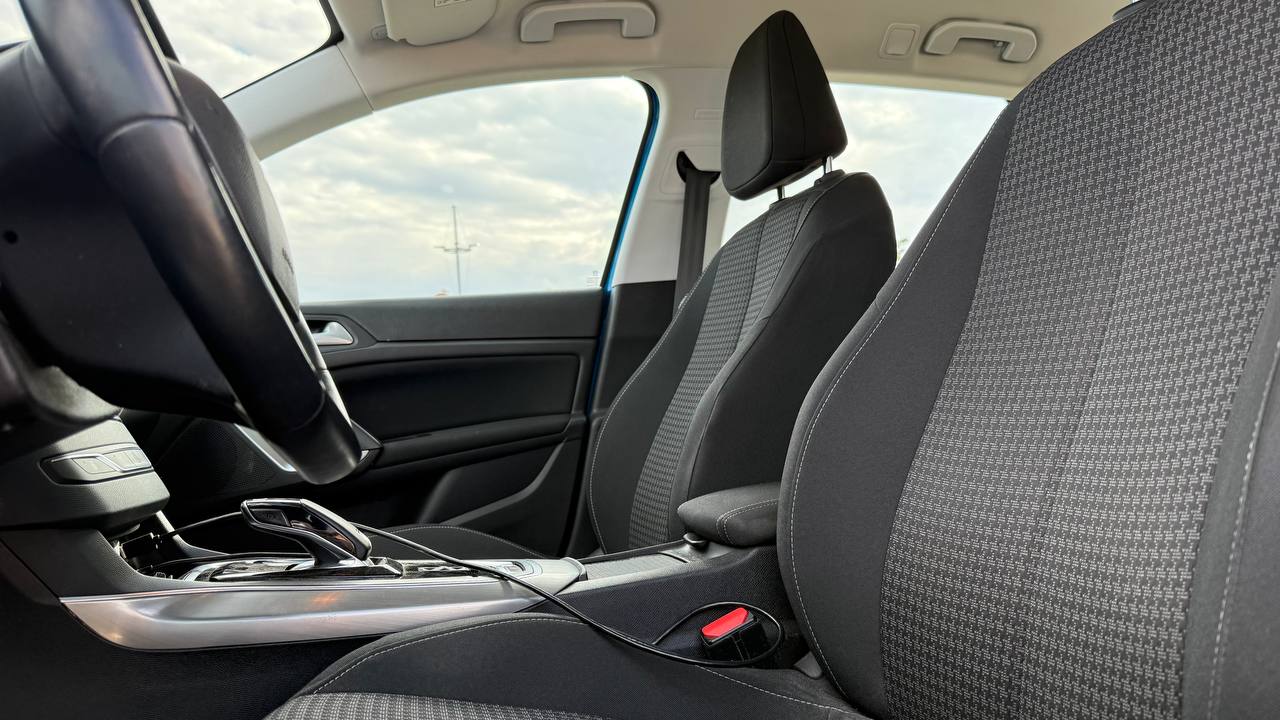 Передние сиденья Peugeot 308 SW
