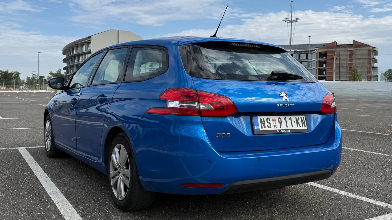 Peugeot 308 SW, вид сзади под углом