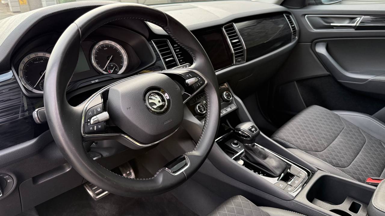 Место водителя, руль и панель приборов Škoda Kodiaq