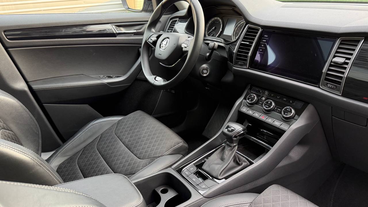 Передние сиденья и центральная консоль Škoda Kodiaq