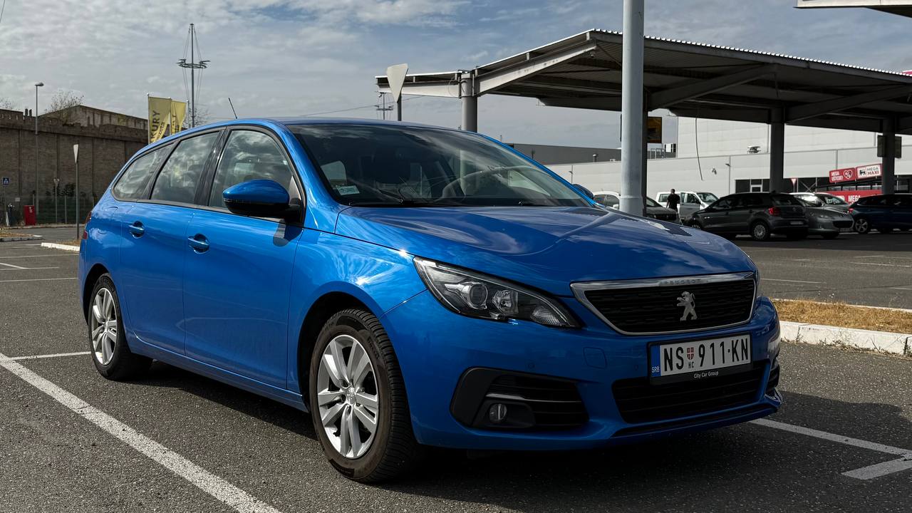 Синий Peugeot 308 SW, вид спереди под углом